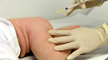 Säugling bekommt eine Impfspritze | Bild: picture-alliance/dpa