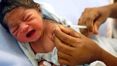Impfen nach der Geburt: Neugeborenes erhält eine Spritze  | Bild: picture-alliance/dpa