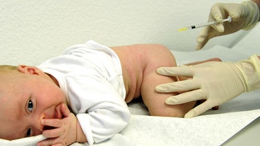 Impfung gegen Masern: Acht Wochen altes Baby wird gegen Masern geimpft | Bild: picture-alliance/dpa
