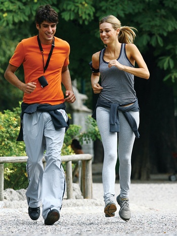 Paar beim Joggen in der Natur | Bild: colourbox.com