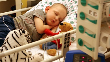 Krebskrankes Kind in seinem Bett auf der Krebsstation für Kinder an der Universitätsklinik Leipzig | Bild: picture-alliance/dpa