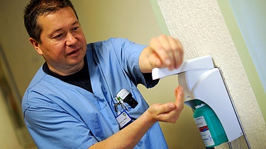 Gegen Krankenhauskeime ist das Desinfizieren der Hände das A und O. Im Bild: Mitarbeiter am Klinikum Essen desinfiziert sich die Hände. | Bild: picture-alliance/dpa