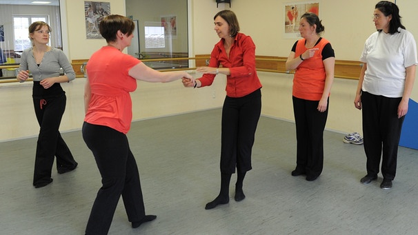Tanzgruppe mit MS-Patienten in Potsdam | Bild: picture-alliance/dpa