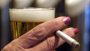 Fraau mit Zigarette und Bier in der Hand | Bild: colourbox.com