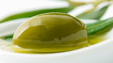 Olive in Olivenöl | Bild: colourbox.com