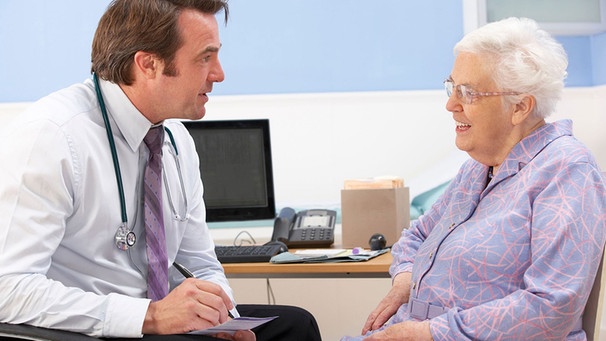 Operationen bei älteren Menschen müssen sorgfältig vorbereitet und geplant werden. Im Bild: Arzt im Gespräch mit einer älteren Patientin. | Bild: mauritius-images
