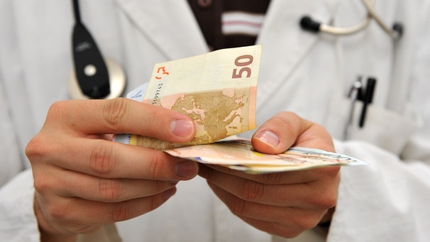 Arzt zählt Geldscheine | Bild: picture-alliance/dpa