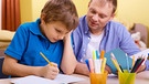 Vater hilft seinem Sohn bei den Hausaufgaben | Bild: colourbox.com