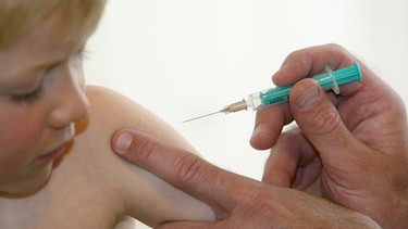 Impfung eines kleinen Jungens mit Spritze | Bild: picture-alliance/dpa