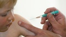 Impfung eines kleinen Jungens mit Spritze | Bild: picture-alliance/dpa