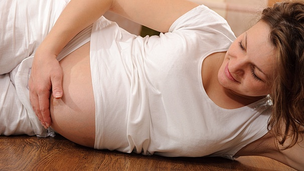 Schwangerschaft ist keine Krankheit, aber für manche mit vielen Ängsten verbunden. Im Bild: gluckliche, schwangere Frau. | Bild: colourbox.com