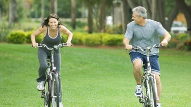 Paar beim Fahrradfahren | Bild: colourbox.com