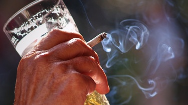 Riskofaktoren für unsere Blutgefäße: Alkohol und Nikotin - im Bild: Mann hält zigarette und Bierglas in der Hand | Bild: colourbox.com
