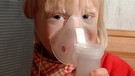 Asthma kann Angst machen - im Bild: Kind beim Inhalieren | Bild: picture-alliance/dpa