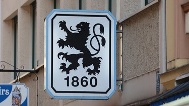 München, Bayern, Deutschland 01. März 2023: Landeshauptstadt München. Hier der Blick auf das Logo des TSV 1860 München am Fanshop in der Orlandostrasse | Bild: picture alliance / Wagner | Ulrich Wagner