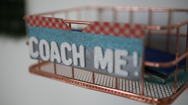 Ein Ablagekorb mit der Aufschrift "Coach me" | Bild: Tina Klopp
