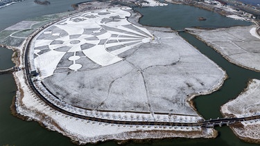 Die Luftaufnahme zeigt die verschneite Szenerie des Baima Sees in Huai'an Stadt, in der Jiangsu Provinz im östlichen China, 16 December, 2023. (Photo by ChinaImages/Sipa USA) | Bild: picture alliance / Sipa USA | ChinaImages