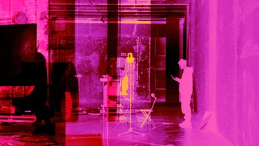Grafik läuft ins Violett mit Jan Werner rechts im Seitenprofil / Figur mit Hoody und Handy | Bild: Rupert Smyth
