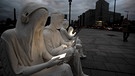 menschliche Skulpturen mit Smartphone | Bild: picture alliance/empics/Peter Byrne