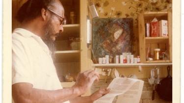 Bob Kaufman in Küche mit Schreiben in der Hand. | Bild: Raymond Foye