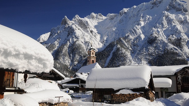 Verschneites Dorf in den Alpen | Bild: picture alliance