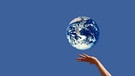 Weltkugel wird in Luft geworfen. | Bild: picture alliance