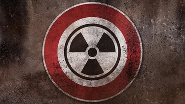 Zu sehen ist eine Fotomontage: Nuklear Gefahr Warnzeichen an einer Wand, Warnung vor Radioaktivität, Strahlung und Atomwaffen  | Bild: picture alliance / CHROMORANGE | Michael Bihlmayer