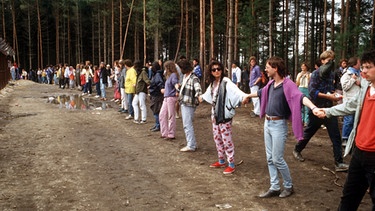 Gegner der geplanten Wiederaufbereitungsanlage in Wackersdorf bilden während einer Demonstration am 19. Mai 1986 eine Kette | Bild: picture-alliance/dpa/Haas