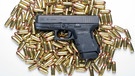 Glock Pistole mit Munition | Bild: picture-alliance/dpa