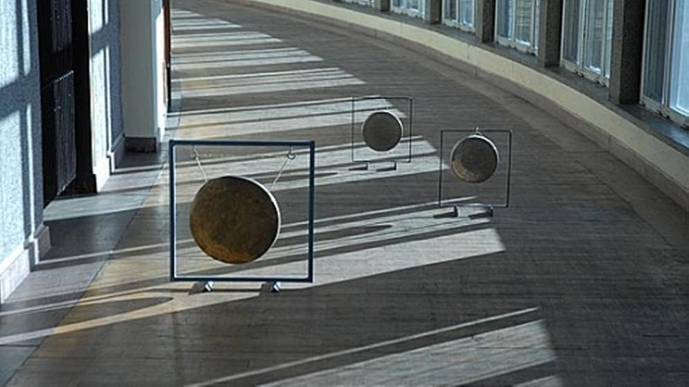 Gong-Installation für "Die Stille hinter den Worten" | Bild: Sabine Schründer