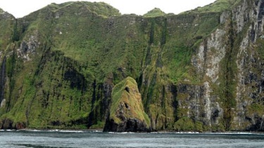 Die Insel Inaccessible der Inselgruppe Tristan da Cunha im Süd-Atlantik, aufgenommen am 06.04.2009.  | Bild: picture-alliance/dpa