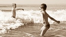 Zwei Jungen toben im Meer. | Bild: colourbox.com