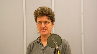 Richard Oehmann am Mikrofon | Bild: BR/Stefanie Ramb