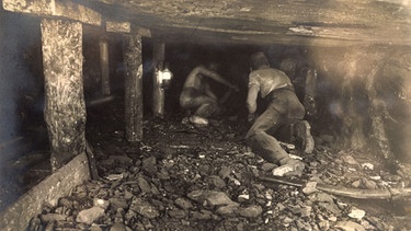 Zu sehen sind Bergarbeiter im Kohlenbergbau | Bild: picture alliance / Arkivi / akpool GmbH