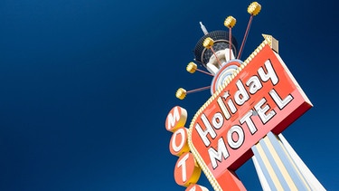 Zu sehen ist ein Schild des Holiday Motel | Bild: picture alliance / Robert Harding / Neil Emmerson