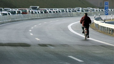 Radfahrer auf Landstraße in Bayern | Bild: picture-alliance/dpa