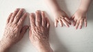 Hände eines jungen und alten Menschen nebeneinander. | Bild: colourbox.com