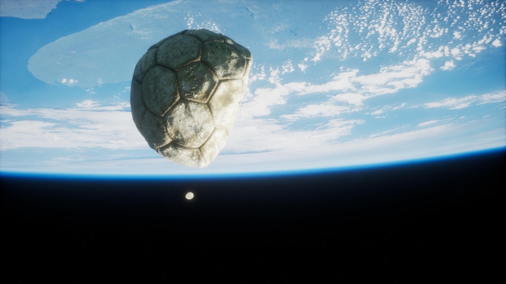 Ein alter Fußball in der Umlaufbahn der Erde. NASA | Bild: picture-alliance/dpa