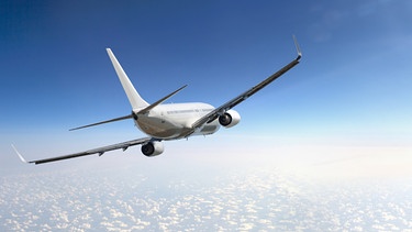 Ein Passagierflugzeug über den Wolken.
| Bild: stock.adobe.com/AlenKadr