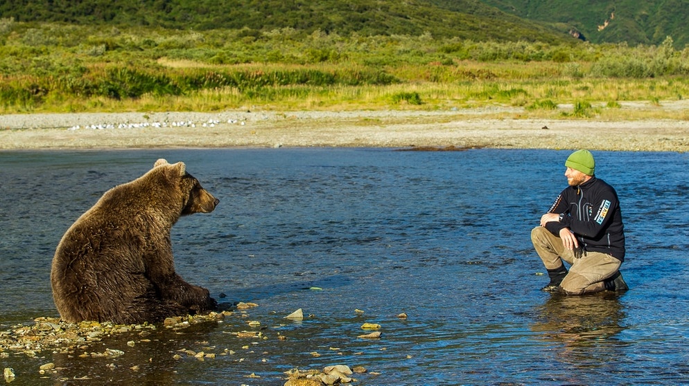 David Bittner mit einem Bären. | Bild: David Bittner