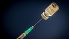 Eine Spritze steckt in einer Ampulle des Coron-Impfstoffes von Pfizer/Biontech | Bild: picture-alliance/dpa