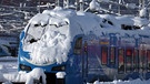 Ein mit Schnee bedeckter Regionalzug steht im Hauptbahnhof München. Aufnahmedatum: 03.12.2023
Bildnachweis | Bild: picture alliance/dpa | Karl-Josef Hildenbrand