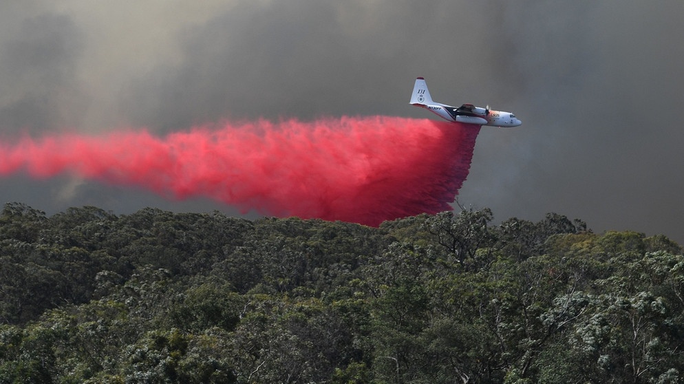 Ein Löschflugzeug überfliegt das Feuer auf dem Gospers Mountain südwestlich von Sydney | Bild: picture-alliance/dpa