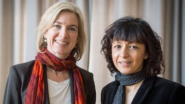 Die Biochemikerin Jennifer A. Doudna (l.) und die Mikrobiologin Emmanuelle Charpentier (r.) | Bild: dpa-Bildfunk