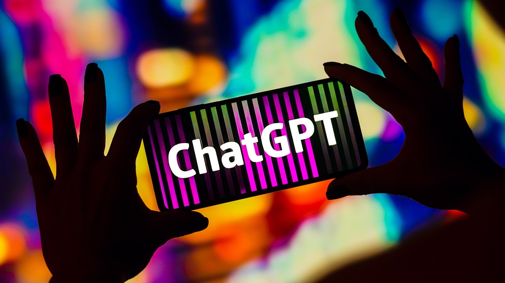 January 30, 2023, Brazil: In this photo illustration, the ChatGPT (OpenAI) logo is displayed on a smartphone screen | Bild: picture alliance / ZUMAPRESS.com | Rafael Henrique