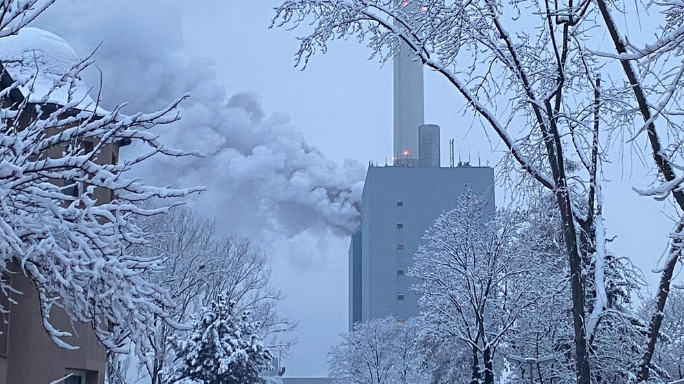 In Nürnberg brennt ein Kraftwerk der Versorgerfirma Uniper | Bild: dpa-Bildfunk