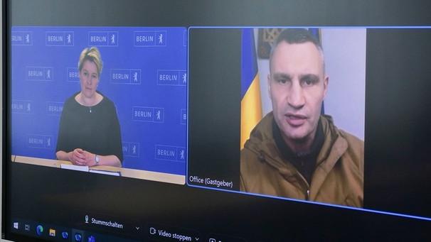 Das Foto zeigt das Videotelefonat zwischen einem vorgeblichen Vitali Klitschko mit Berlins Regierender Bürgermeisterin Franziska Giffey (SPD). | Bild: dpa-Bildfunk