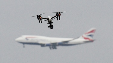 Drohne und Flugzeug | Bild: picture-alliance/dpa