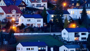 Symbolbild: Dunkelflaute. Häuser mit Solaranlagen im Abendlicht. | Bild: picture-alliance/dpa