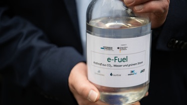 Eine Flasche mit e-Fuel. | Bild: picture alliance/dpa/Marijan Murat